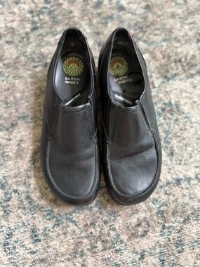 Earth Shoe Women’s Black Slip-On Loafers